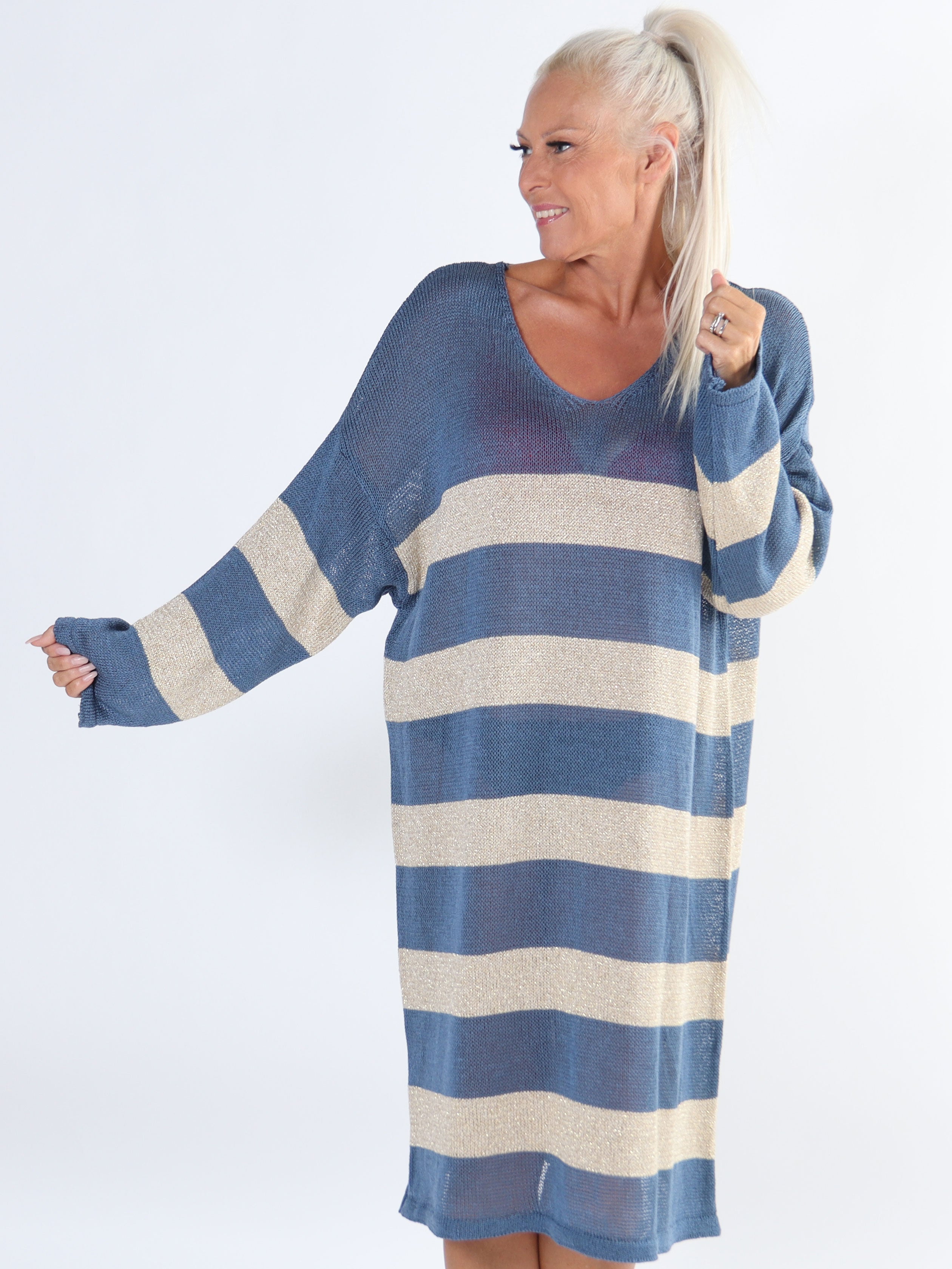 Dima Dress - Plus size stickad klänning i viskos med guld ränder